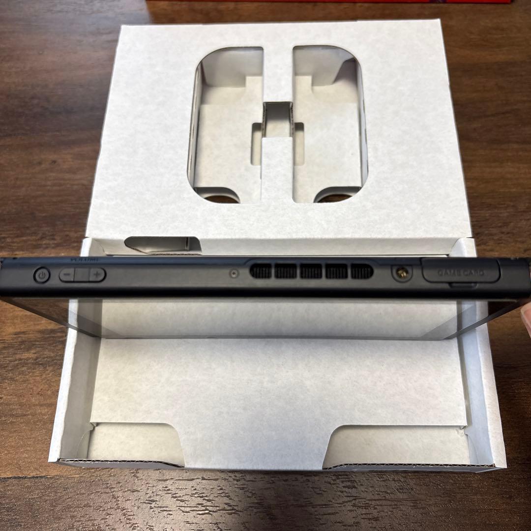 Nintendo Switch 本体　【周辺機器は新品未使用】