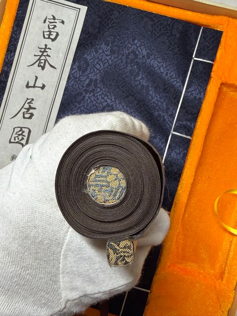 、中国の有名な水墨画「富春山居図」をテーマにした、切手収集アルバムのセット