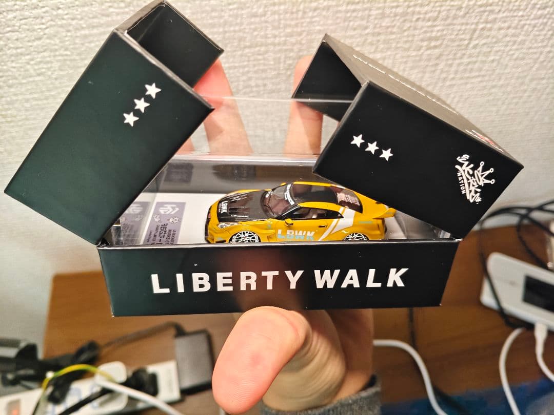 LBWK GTR 1/64 ミニカー ケース付き
