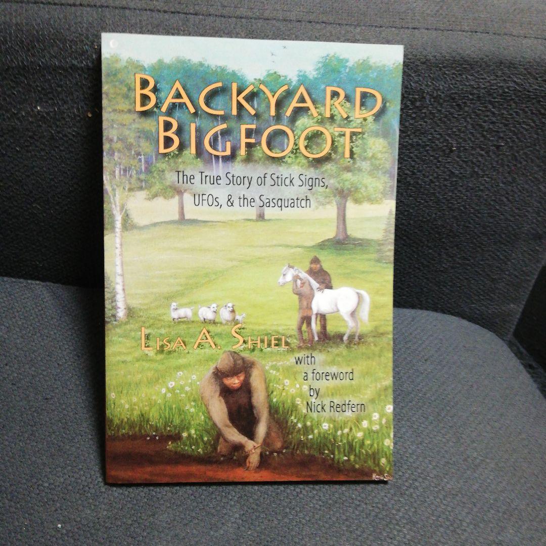 洋書 Backyard Bigfoot by Lisa Shiel