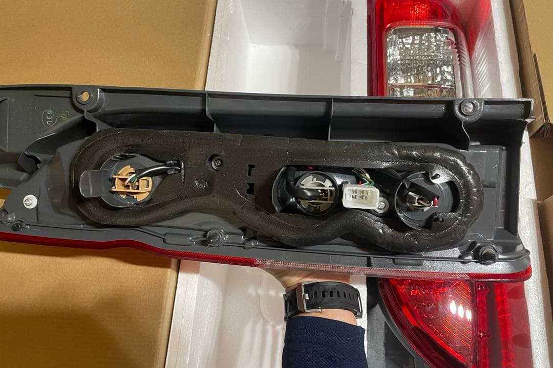 トヨタ 200系ハイエース7型純正テールランプ 両セット