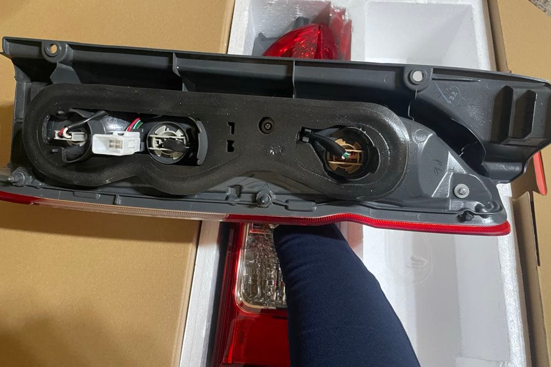 トヨタ 200系ハイエース7型純正テールランプ 両セット