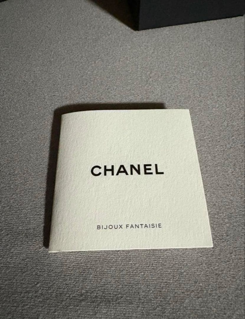 CHANEL 定番　ロゴ ピアス　ラインストーン　シャネル　シルバー　定価12万