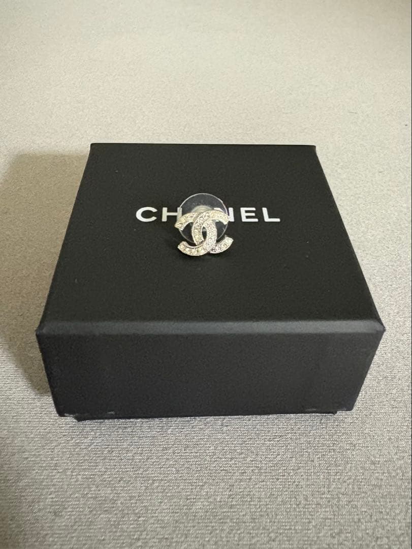 CHANEL 定番　ロゴ ピアス　ラインストーン　シャネル　シルバー　定価12万