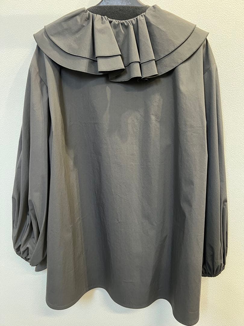 【美品】yori ダブルフリルカラーブラウス チャコール　36