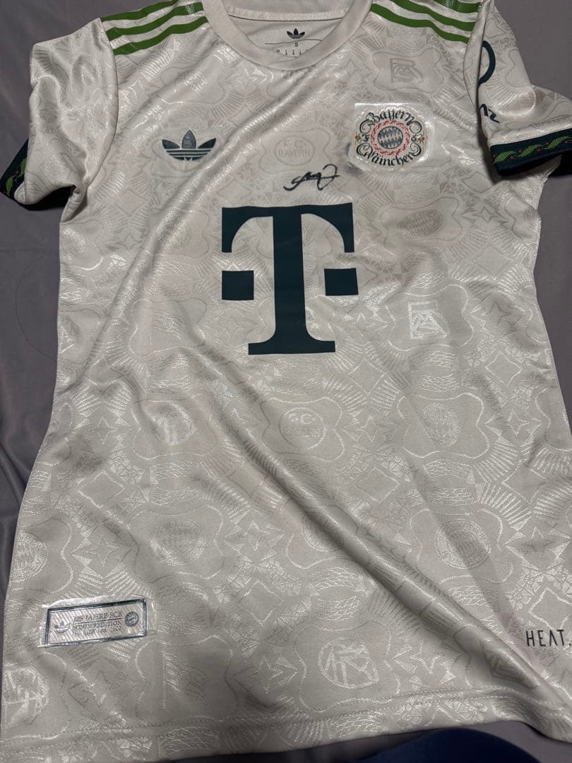 FC Bayern München サイン入りジャージ　伊藤洋輝選手