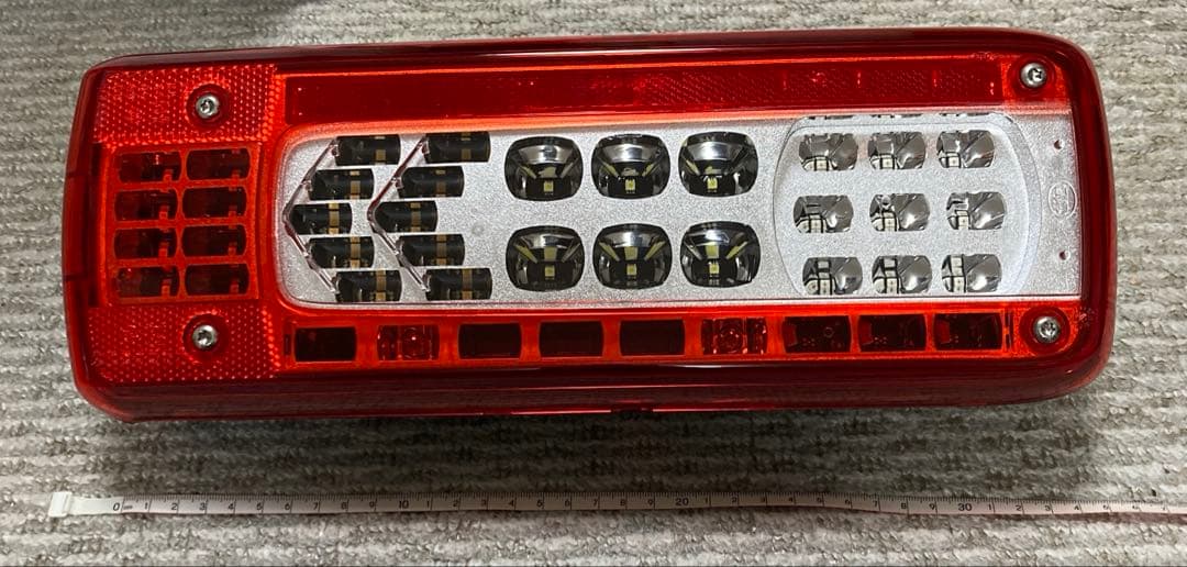 テールランプ　UDクオン純正　新車取外し