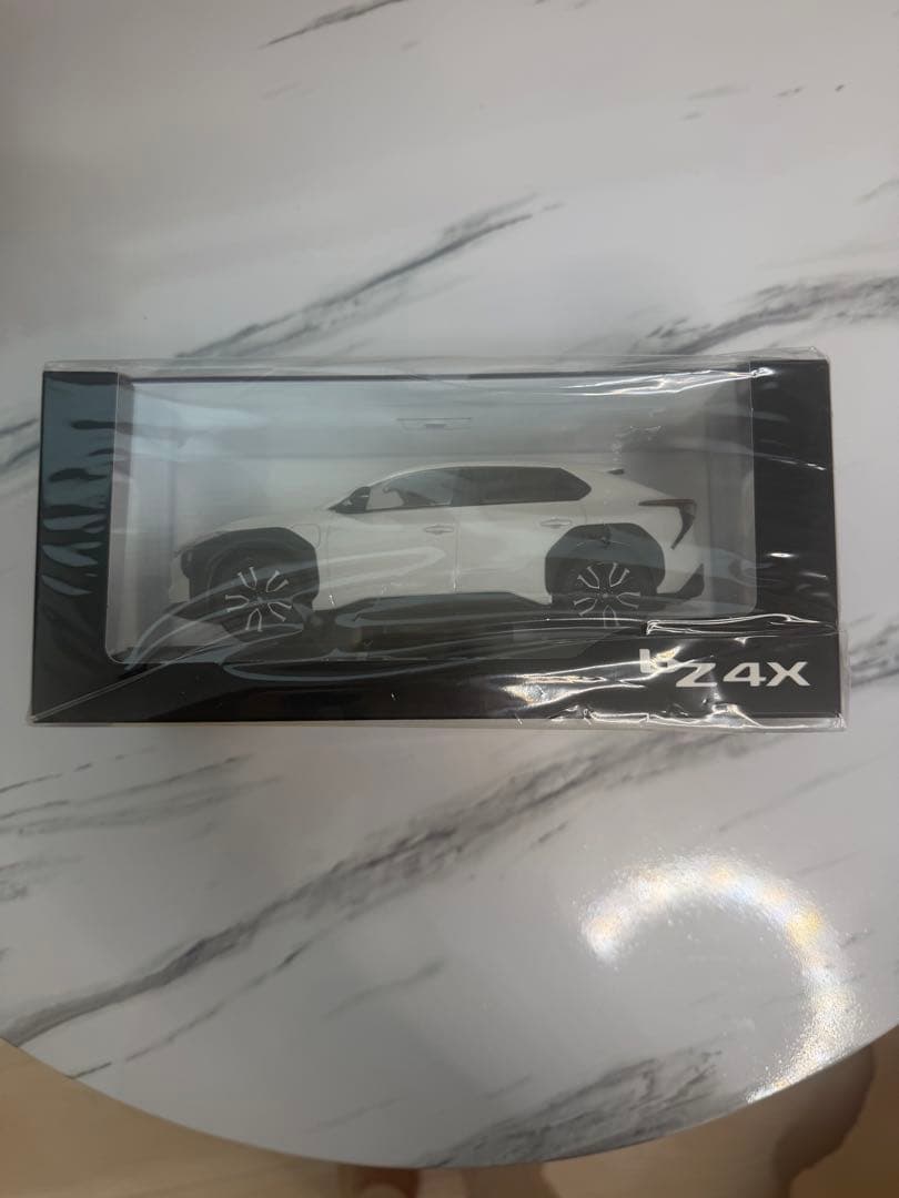 新品　未開封　トヨタ 新型bZ4X ミニカー　ホワイトパール