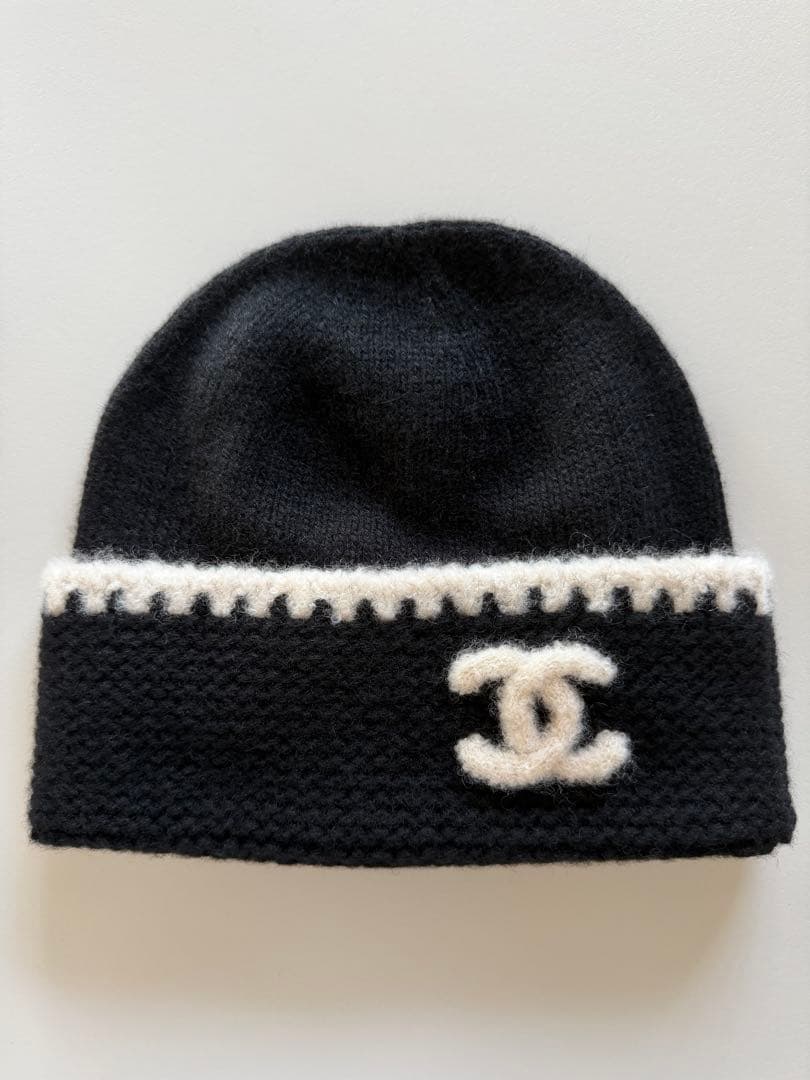 CHANEL ニット帽 黒・白 ロゴ入り