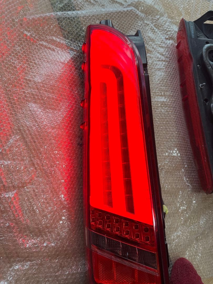 値下げ！ヴァレンティ　ハイエースバン　REVOジュエルLEDテール　美品送料込み