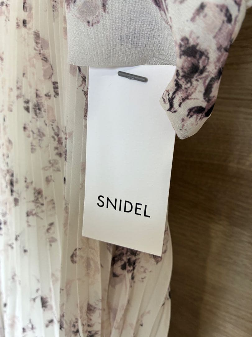 SNIDEL 花柄プリーツ長袖ワンピース