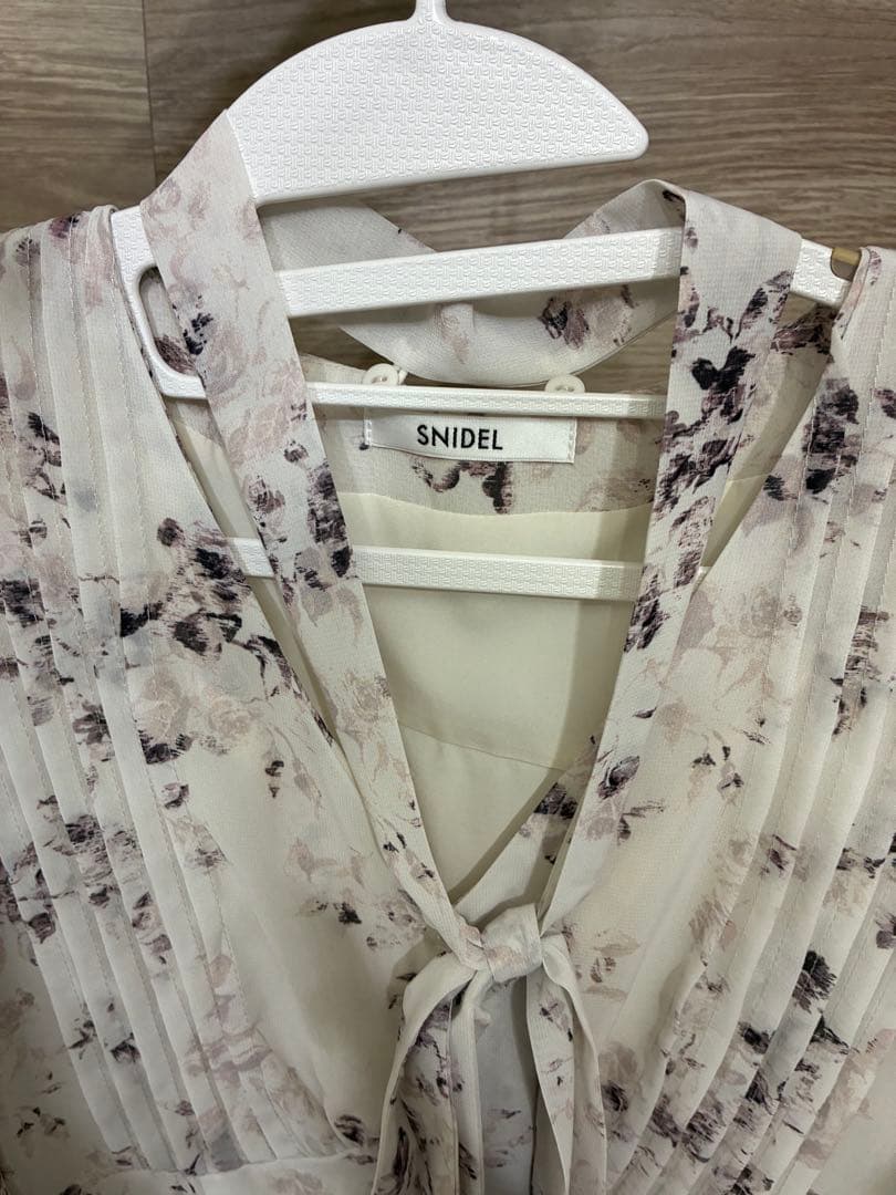 SNIDEL 花柄プリーツ長袖ワンピース