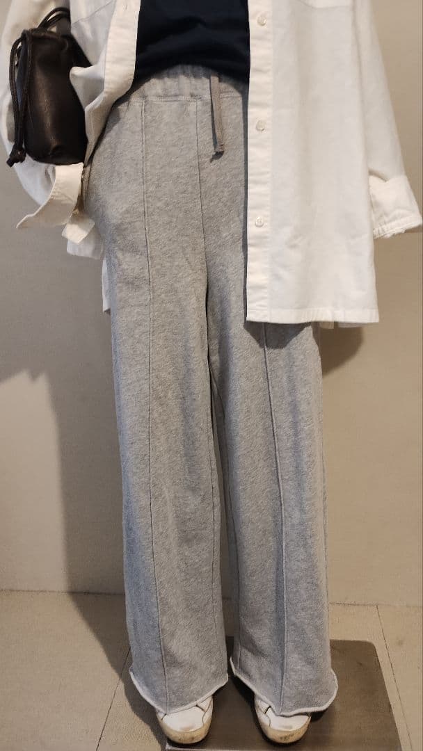 C7073 シャツ×ロゴT×スウェットパンツコーデ