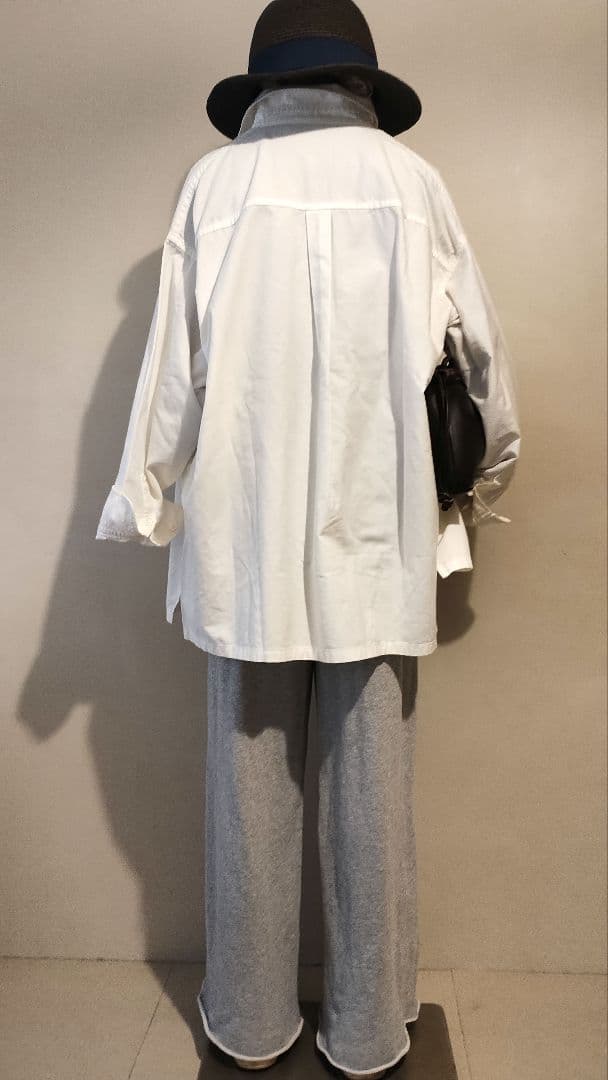 C7073 シャツ×ロゴT×スウェットパンツコーデ