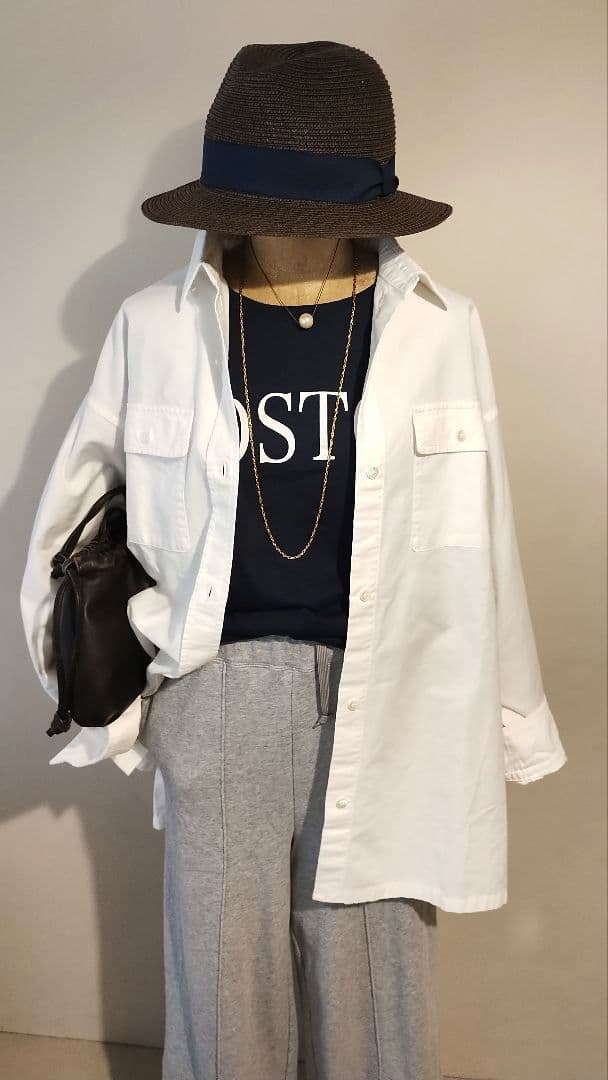 C7073 シャツ×ロゴT×スウェットパンツコーデ