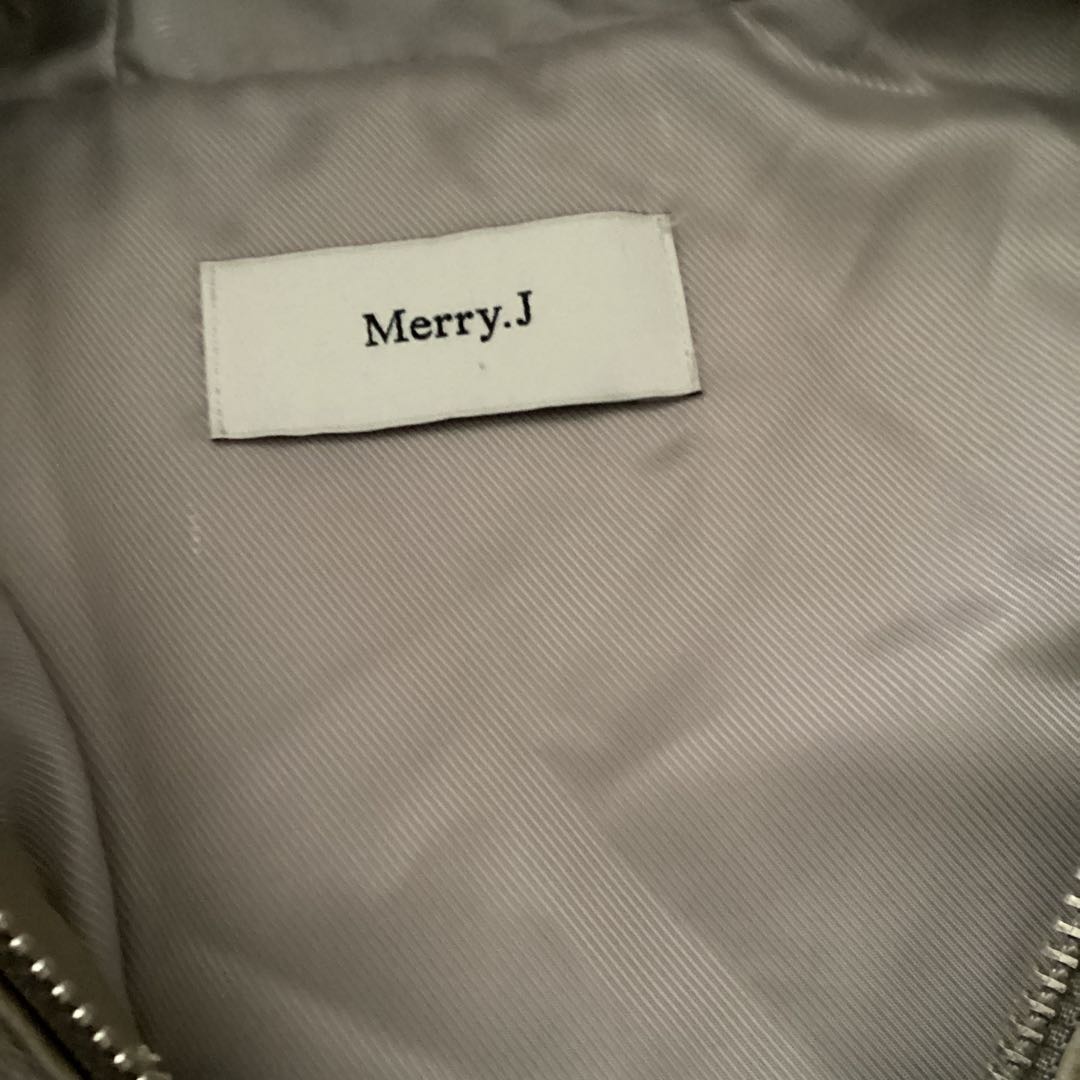 フード付きライトグレーのファーベスト　Merry.J