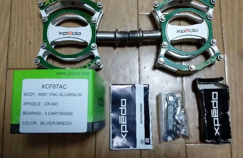 XPEDO XCF07AC フラットペダル シルバー/グリーン　255g
