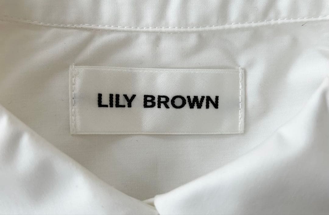 Lily Brown ホイップフリルヘムブラウス