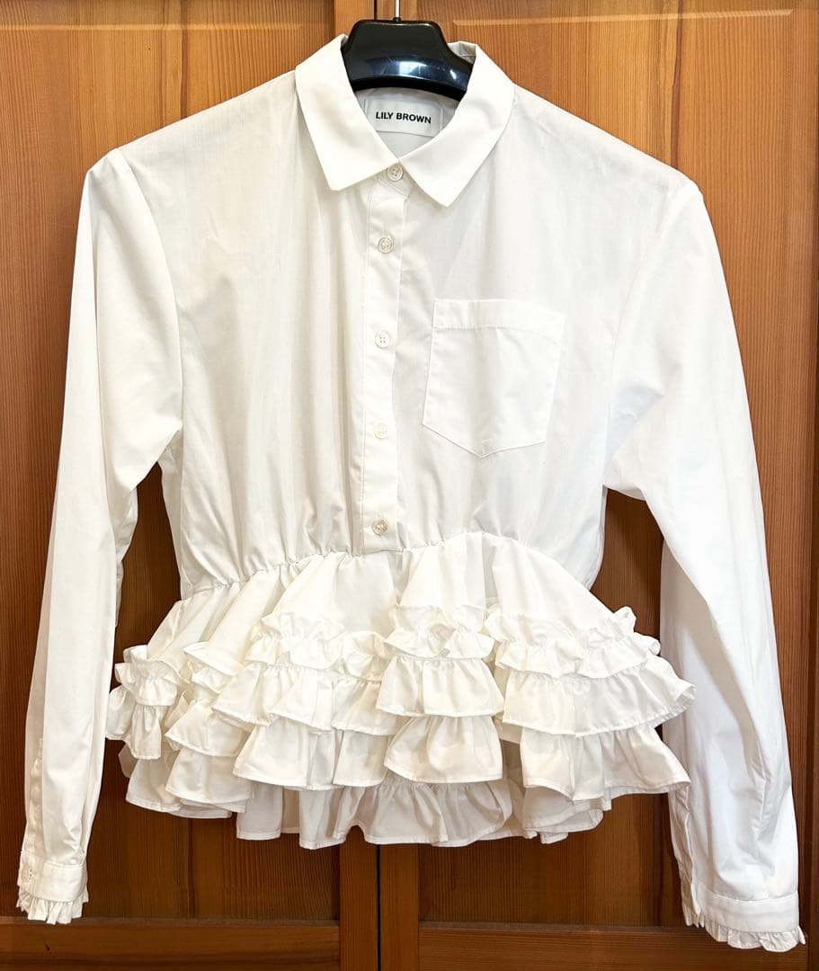 Lily Brown ホイップフリルヘムブラウス