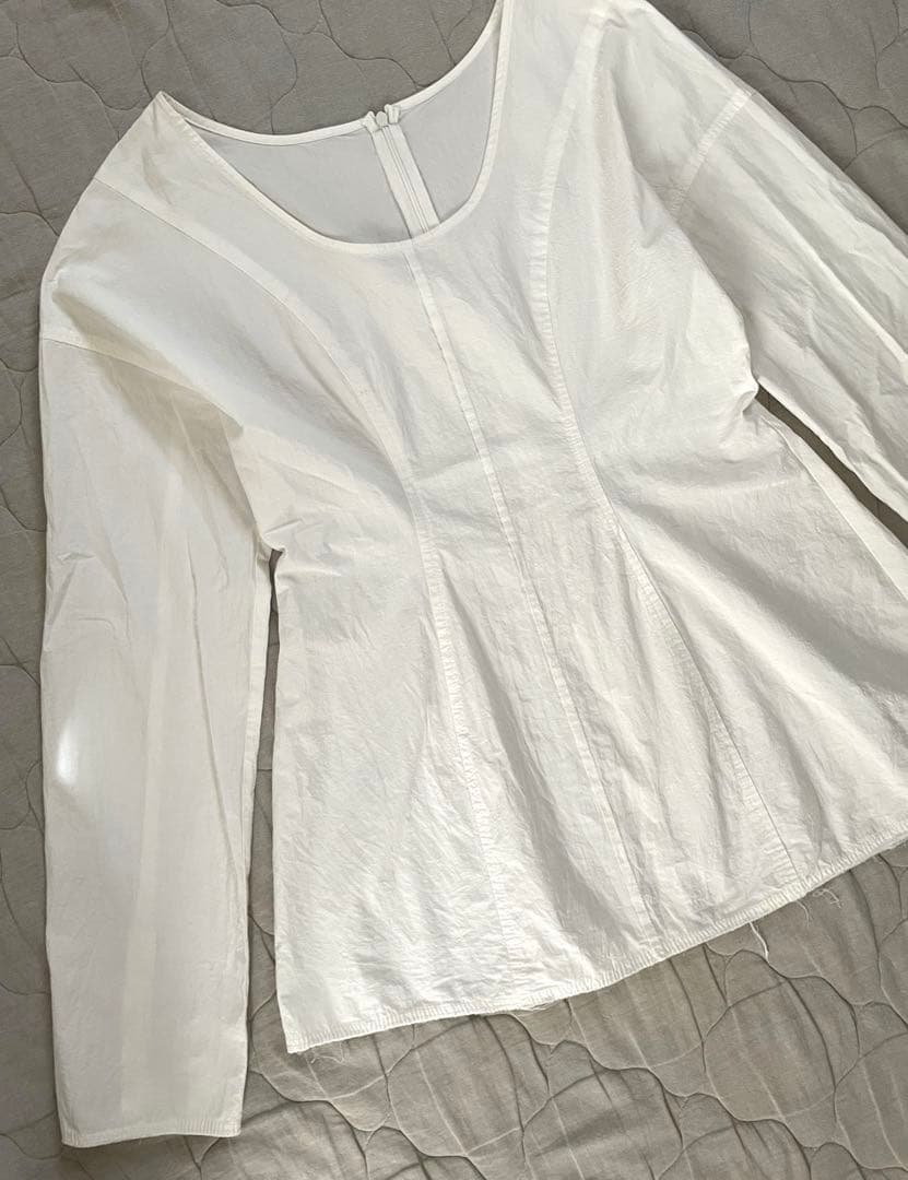 etre tokyo 美品　ラウンドネックシェイプフレアブラウス