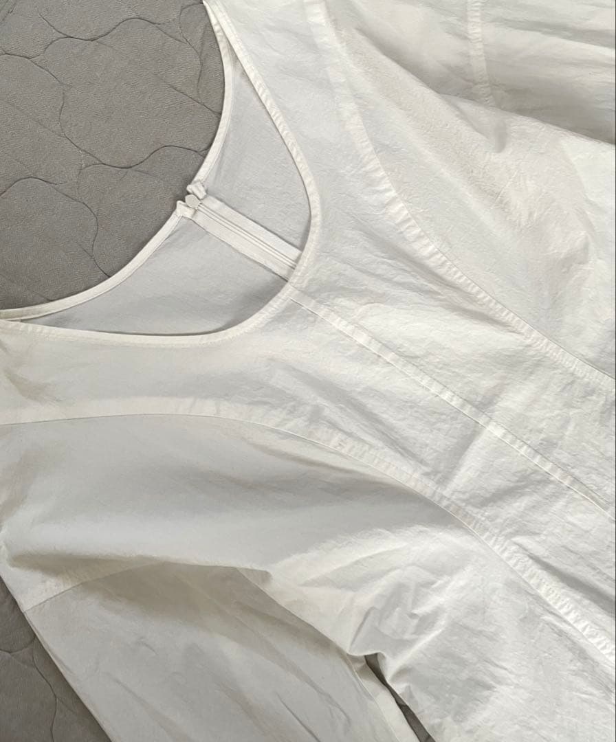 etre tokyo 美品　ラウンドネックシェイプフレアブラウス