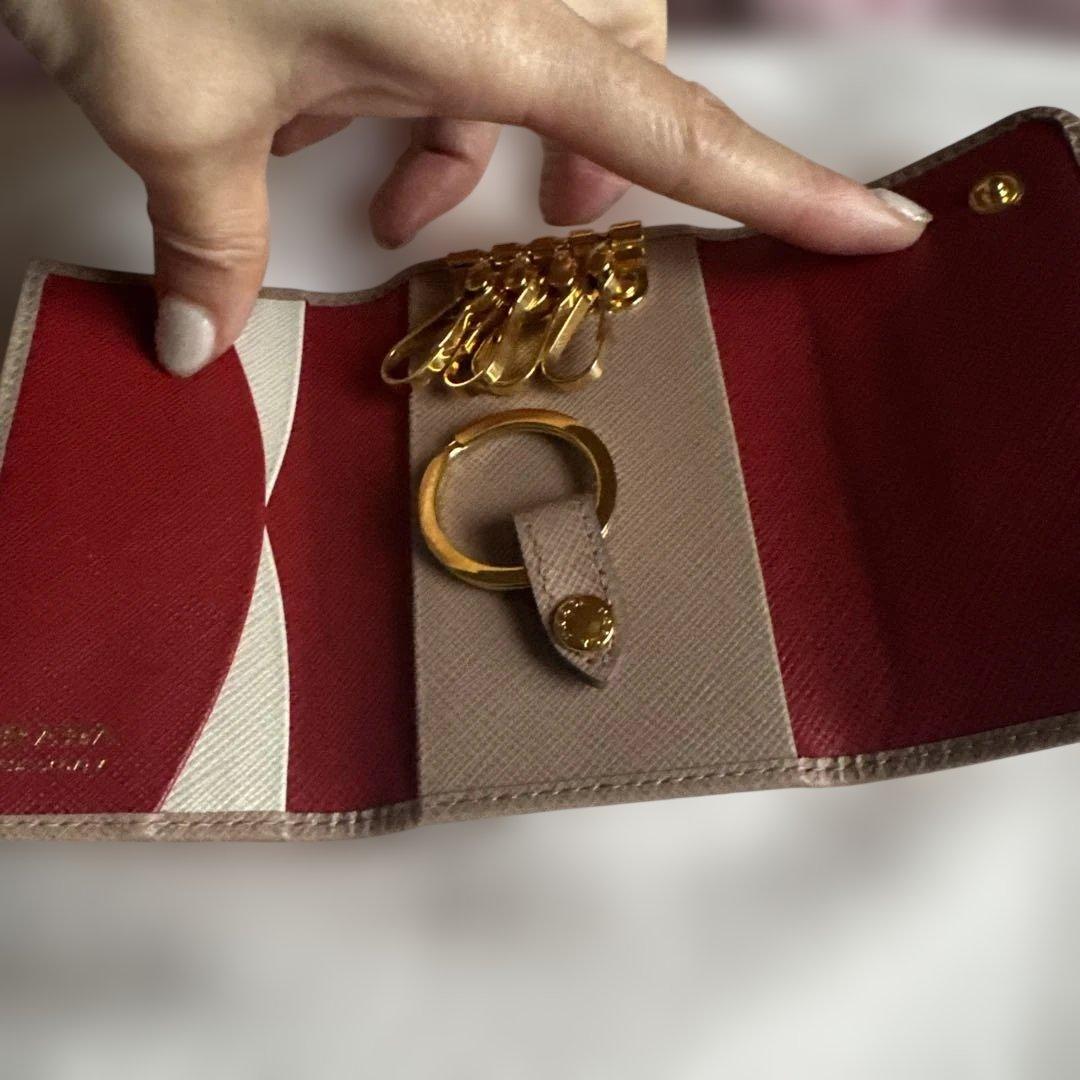 PRADA ベージュ レザー キーケース