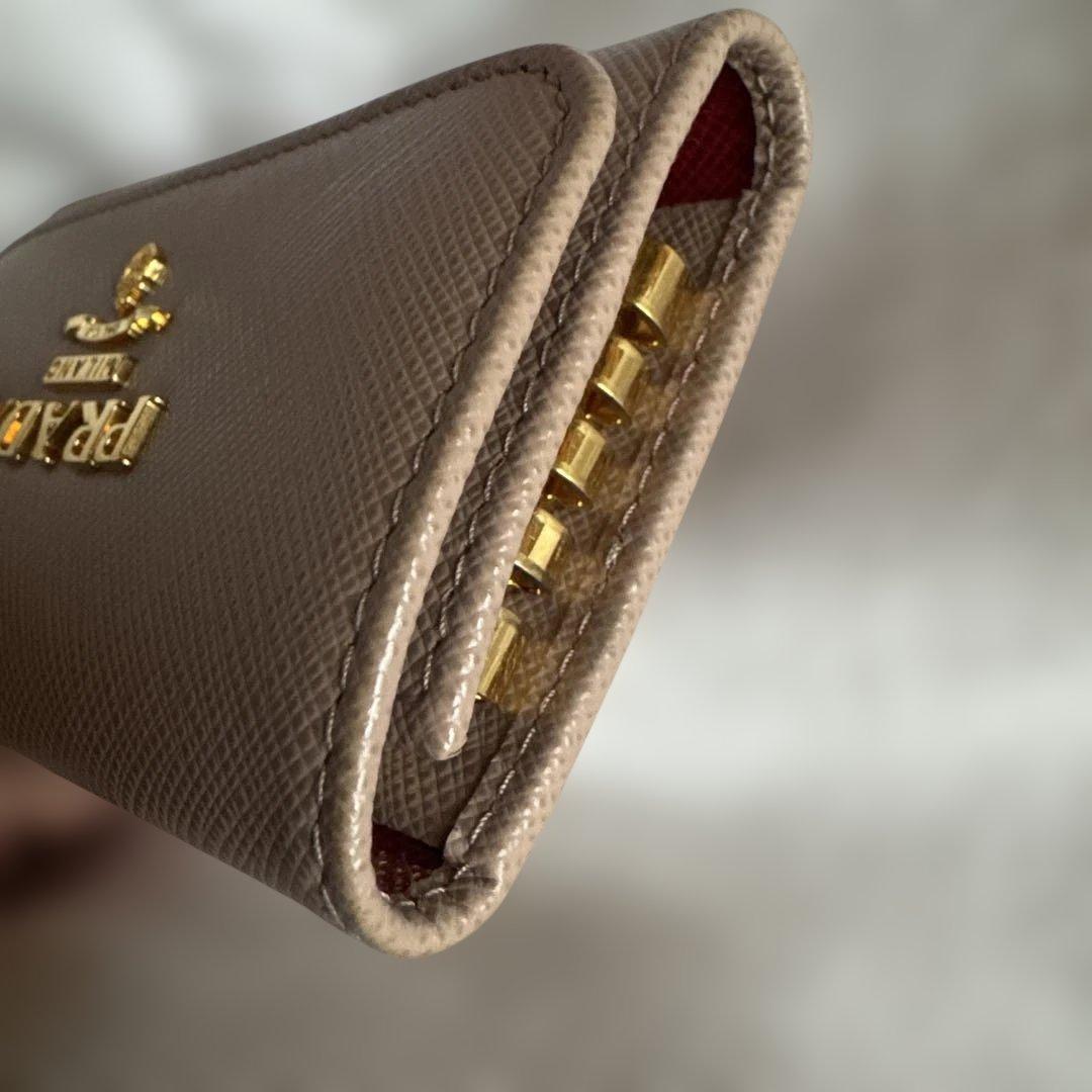 PRADA ベージュ レザー キーケース