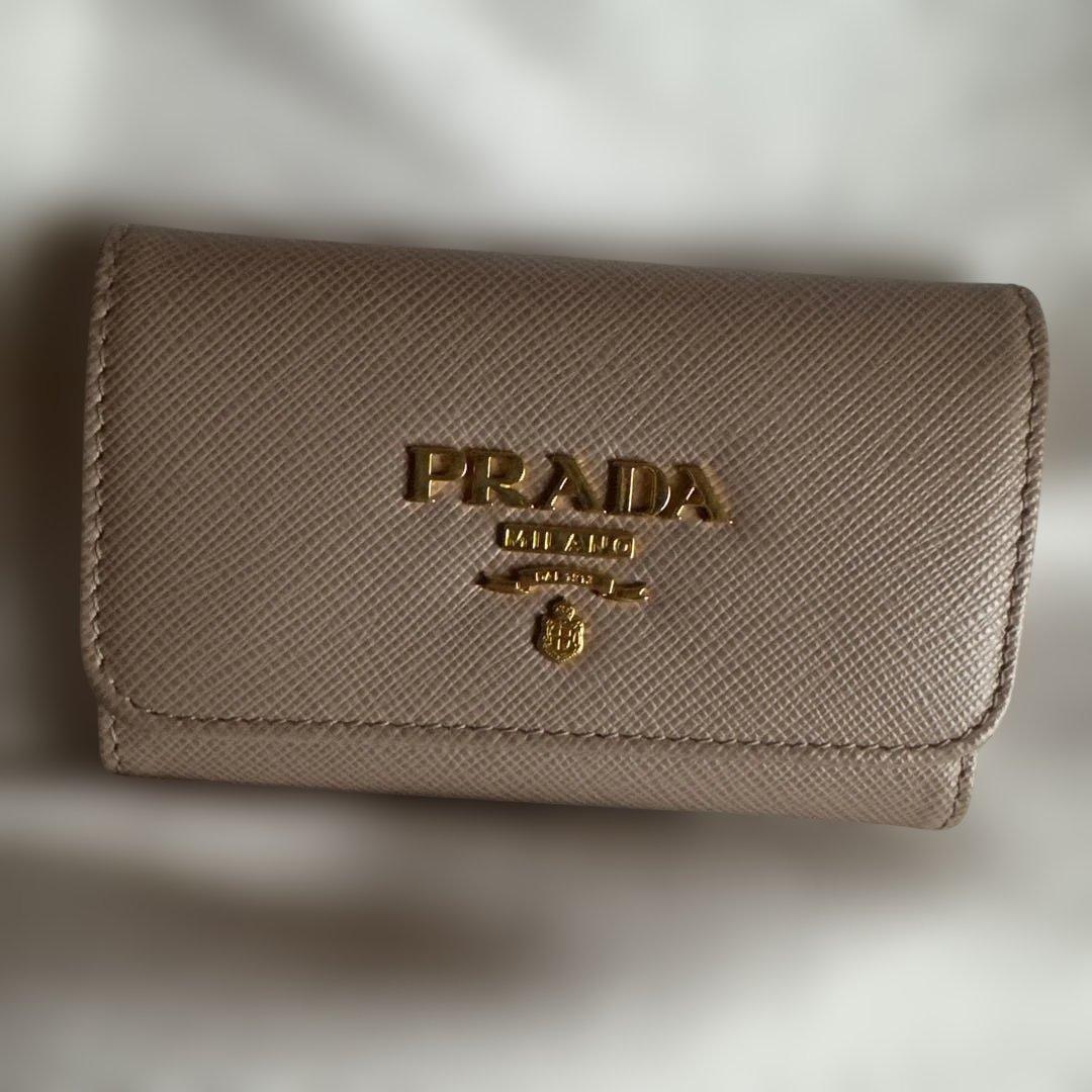 PRADA ベージュ レザー キーケース