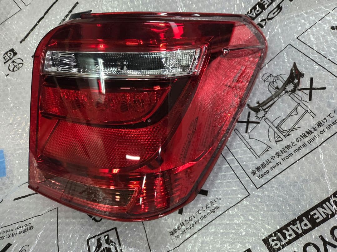 トヨタ　カローラアクシオハイブリッド　NKE165　右LEDテールランプ