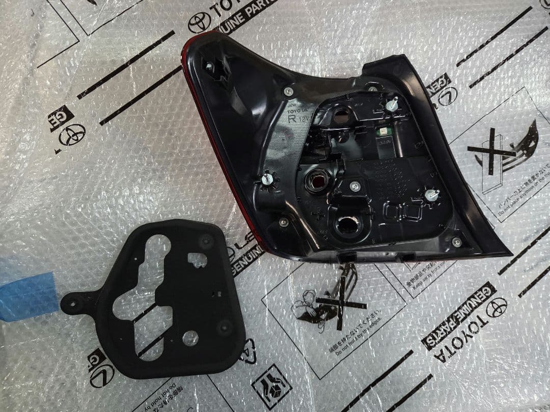 トヨタ　カローラアクシオハイブリッド　NKE165　右LEDテールランプ