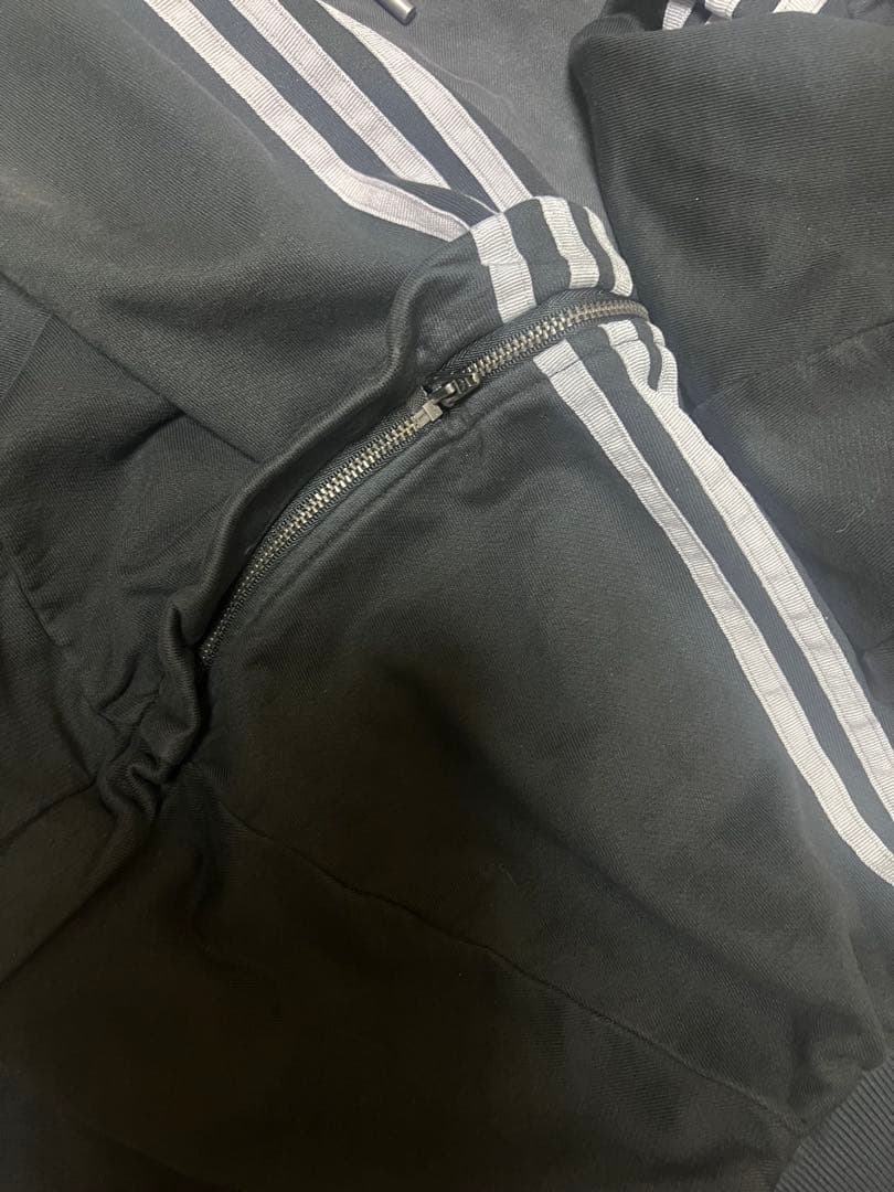 adidas ブラック フード付きパーカー