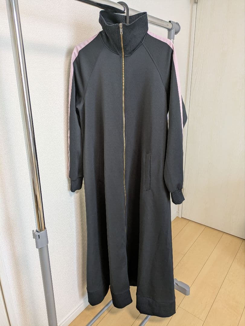 【美品】山本マナ×アーバンリサーチ 限定コラボ Aラインジップコート 黒×ピンク