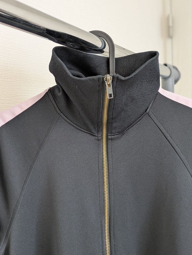 【美品】山本マナ×アーバンリサーチ 限定コラボ Aラインジップコート 黒×ピンク