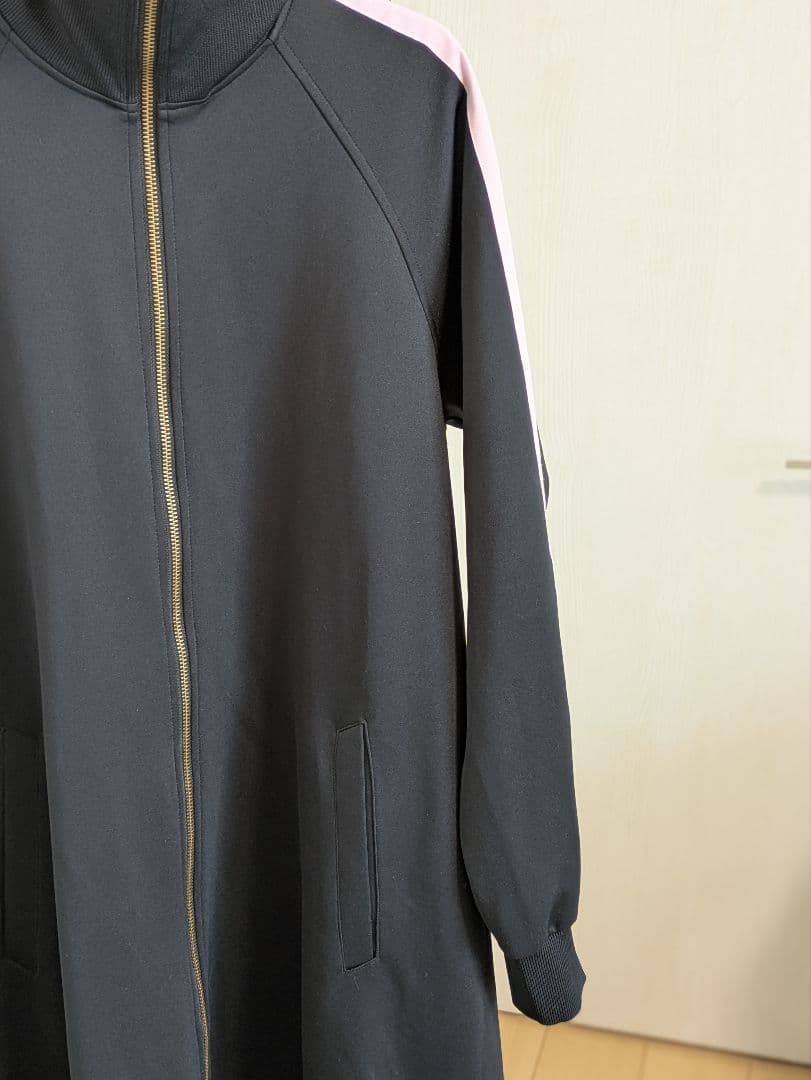 【美品】山本マナ×アーバンリサーチ 限定コラボ Aラインジップコート 黒×ピンク