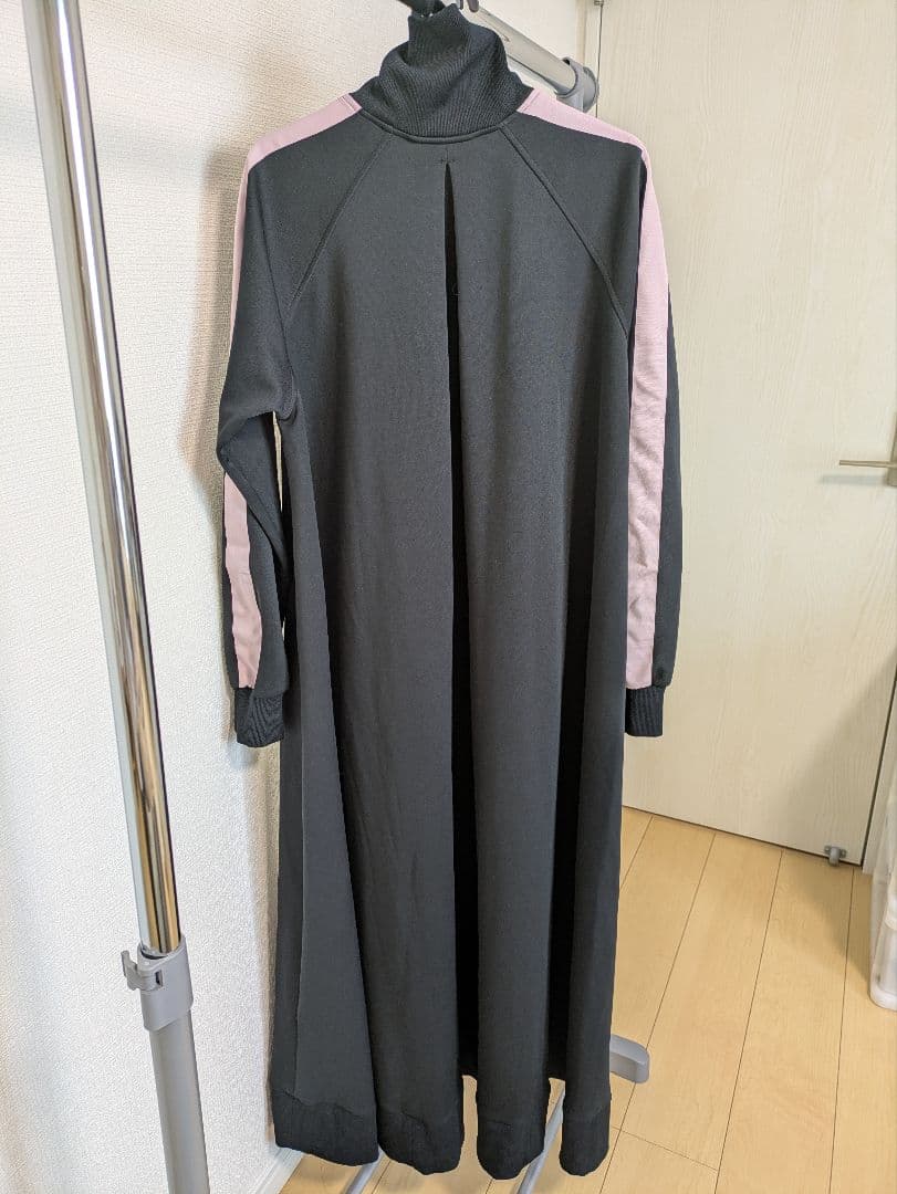 【美品】山本マナ×アーバンリサーチ 限定コラボ Aラインジップコート 黒×ピンク
