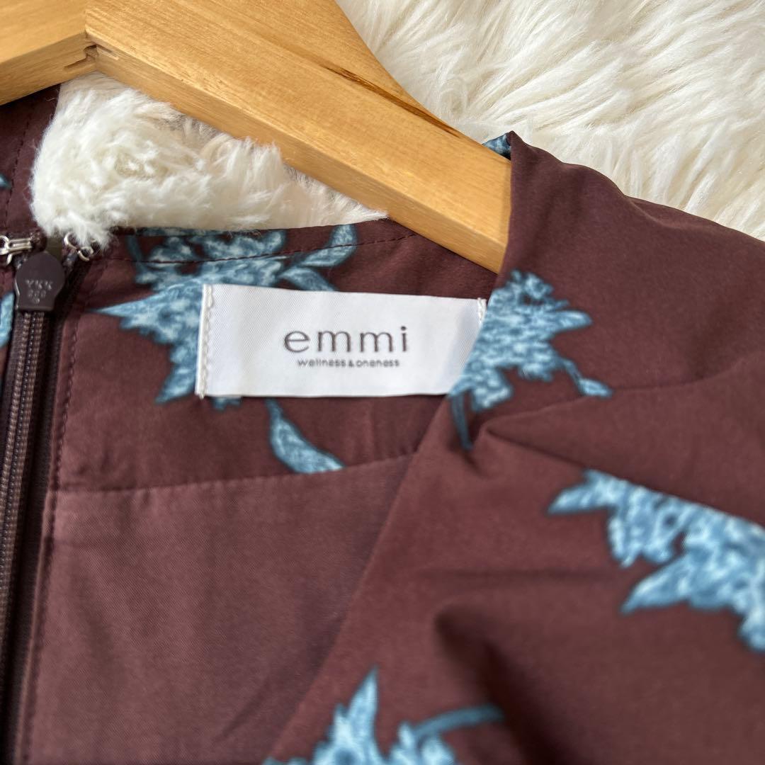 【emmi エミ】ラッフルカラーワンピース（フリー）ロング　花柄　ブラウン