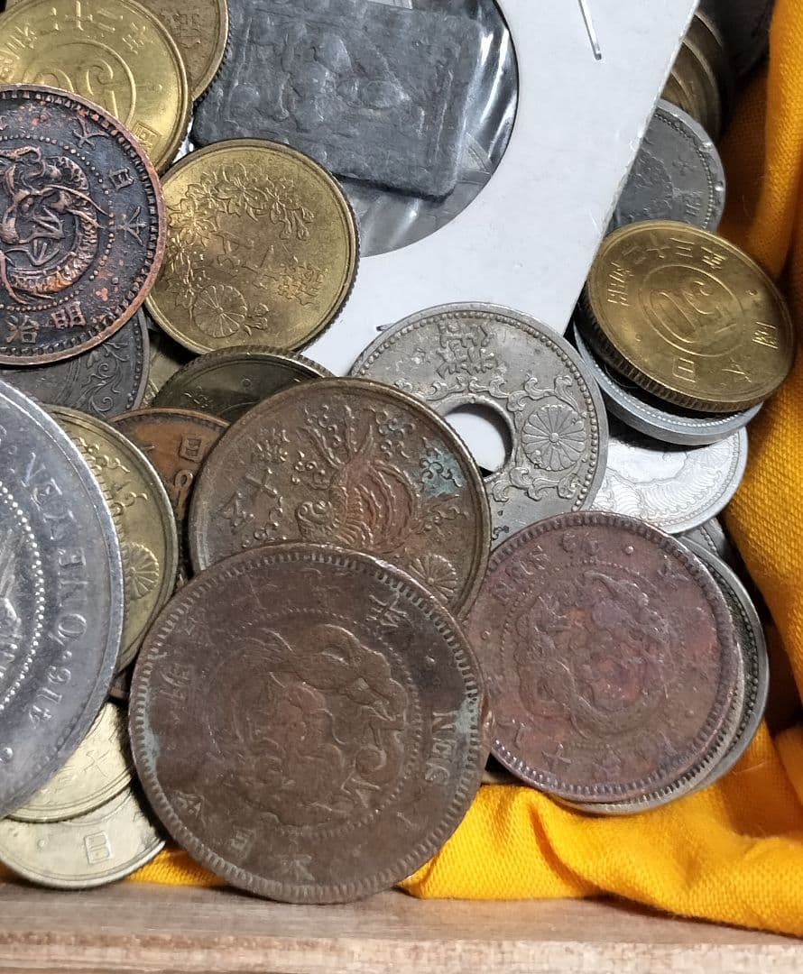 リ*ウ様 1円銀貨銅銭雑銭古銭通宝など色々多種 桐箱おまけ 古銭通宝穴銭雑