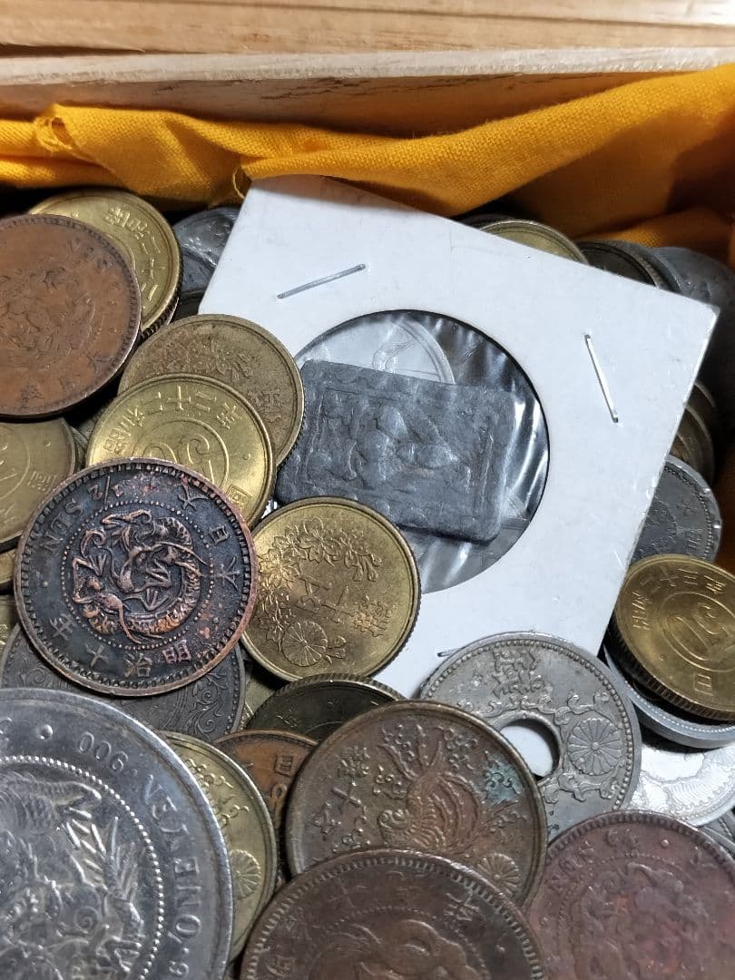 リ*ウ様 1円銀貨銅銭雑銭古銭通宝など色々多種 桐箱おまけ 古銭通宝穴銭雑