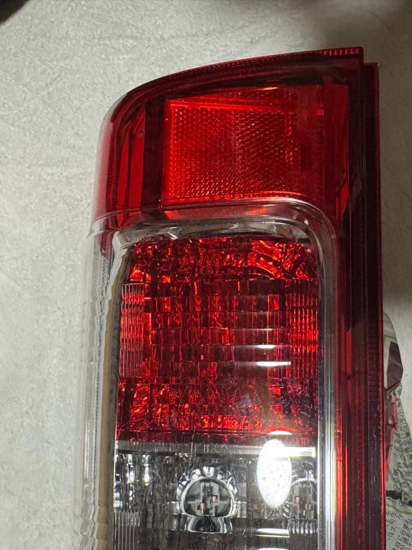 値下げ　200系ハイエースV　4型以降　寒冷地仕様リアフォグ付　純正右テール美品