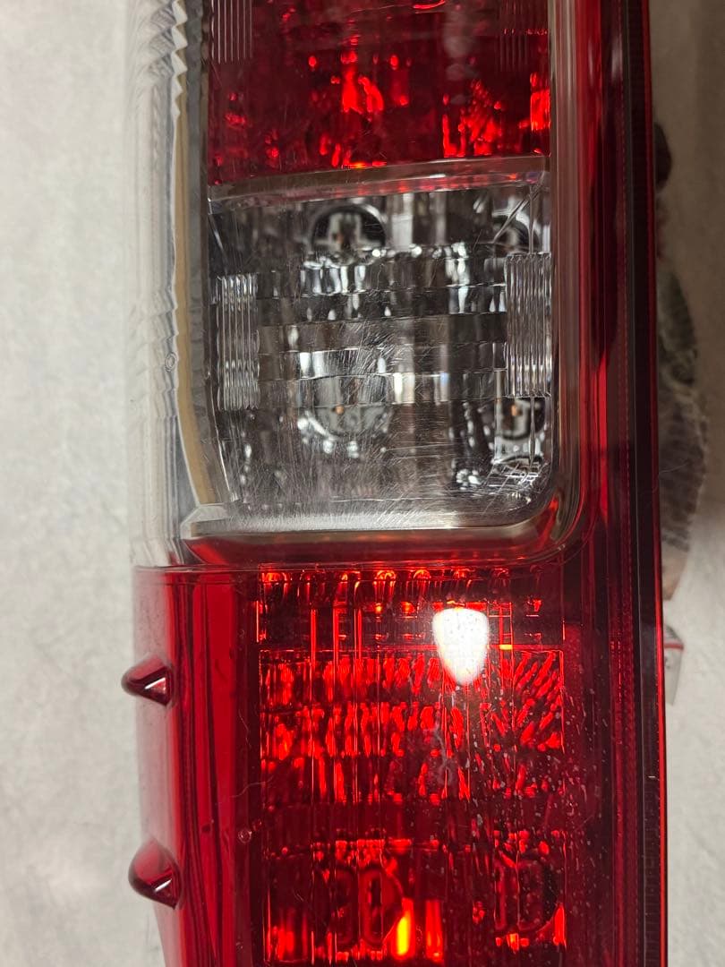 値下げ　200系ハイエースV　4型以降　寒冷地仕様リアフォグ付　純正右テール美品
