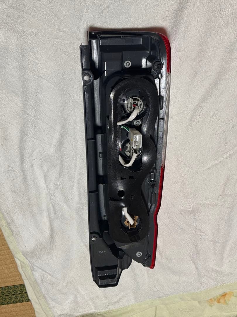 値下げ　200系ハイエースV　4型以降　寒冷地仕様リアフォグ付　純正右テール美品