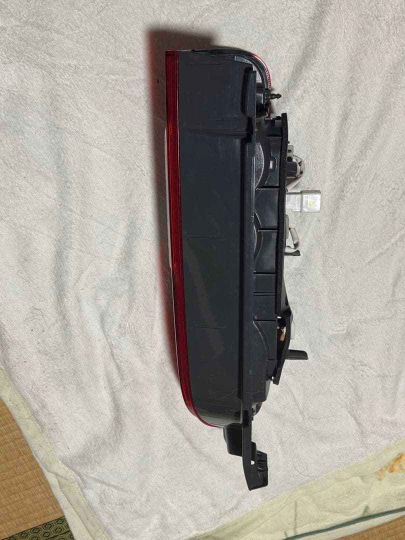 値下げ　200系ハイエースV　4型以降　寒冷地仕様リアフォグ付　純正右テール美品