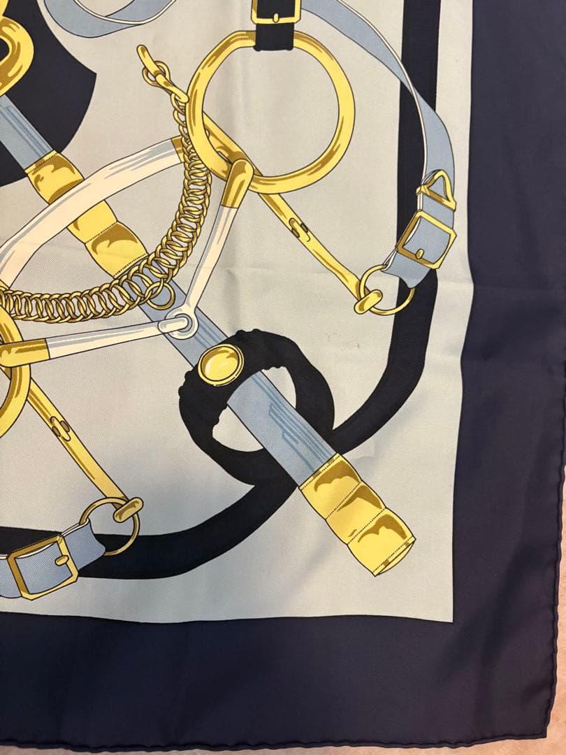 HERMÈS エルメススカーフ カレ90 エプロン・ドール 黄金の拍車