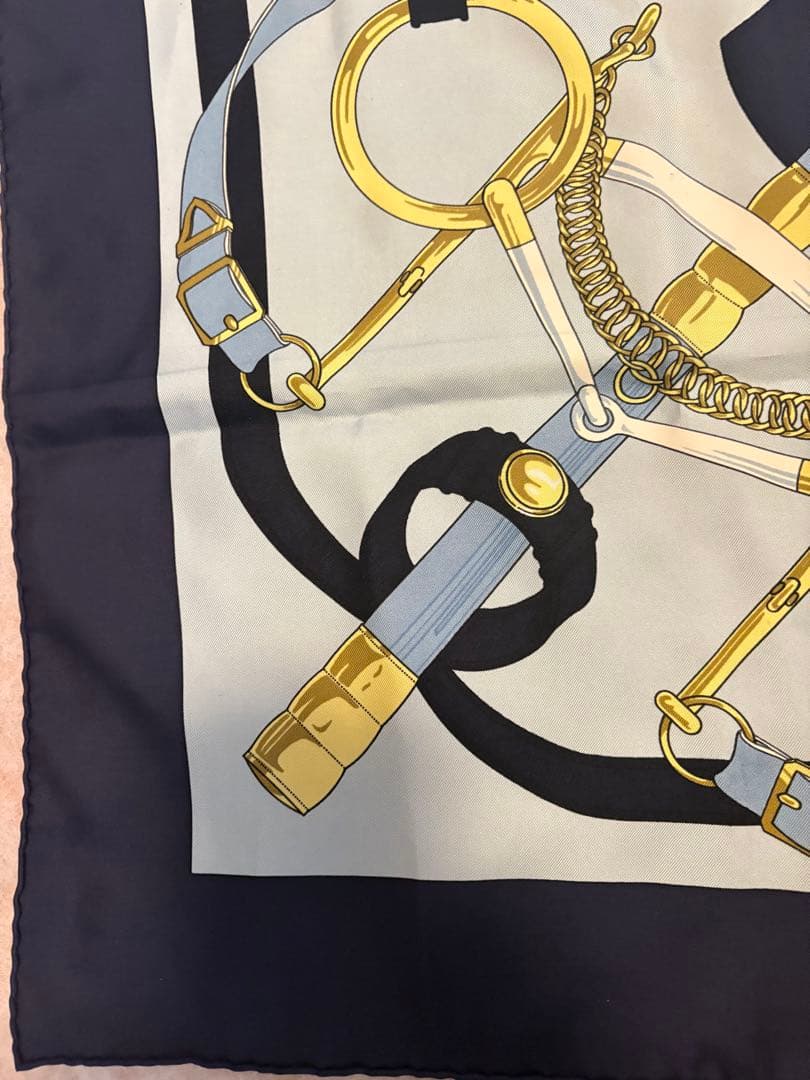 HERMÈS エルメススカーフ カレ90 エプロン・ドール 黄金の拍車