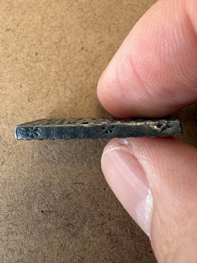 ま*ん様 古南鐐二朱銀　重さ10.3g、直径25×15