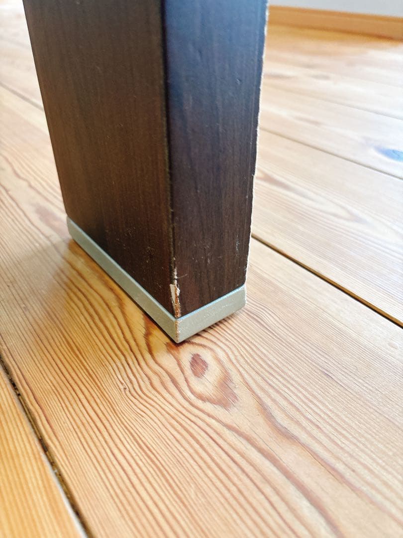 高級感溢れる モダンガラステーブル