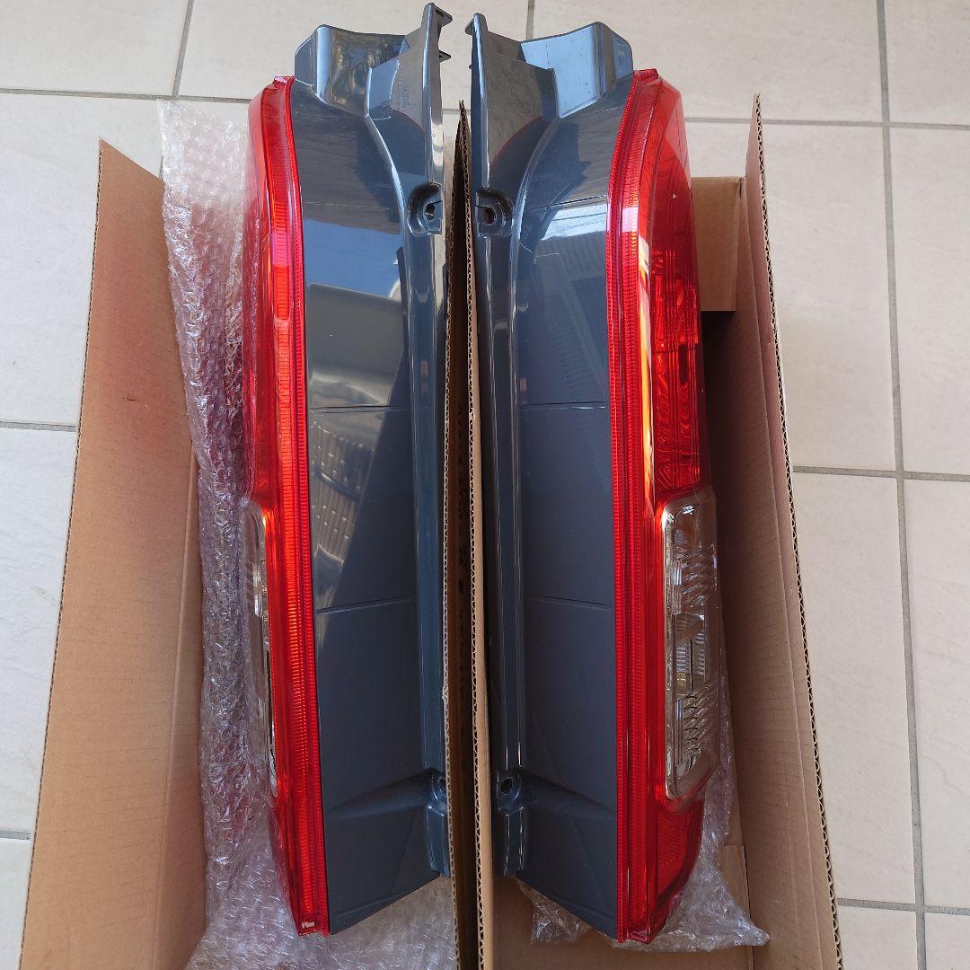 ハイエース7型新車外し純正テールランプ