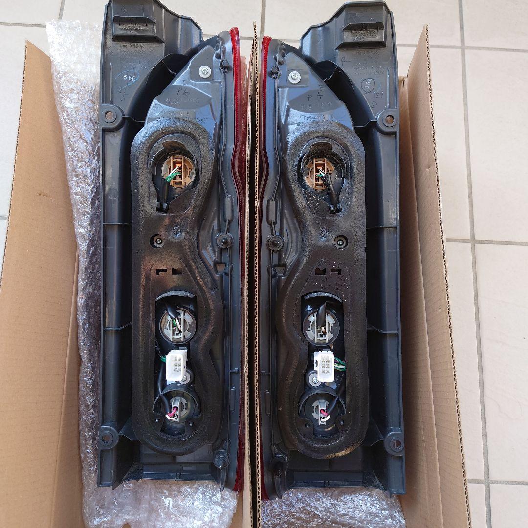 ハイエース7型新車外し純正テールランプ