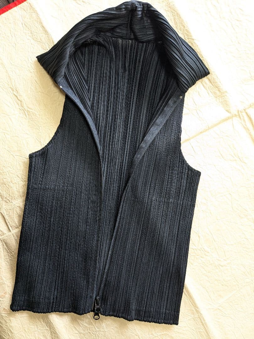 ISSEY MIYAKE イッセイミヤケ プリーツプリーズのベスト黒