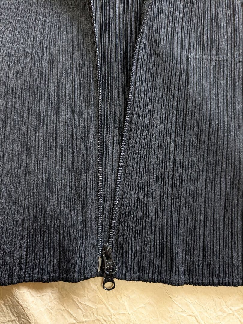 ISSEY MIYAKE イッセイミヤケ プリーツプリーズのベスト黒